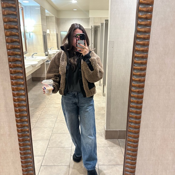 💕Meet Your Posher!💕 - Picture 2 of 6